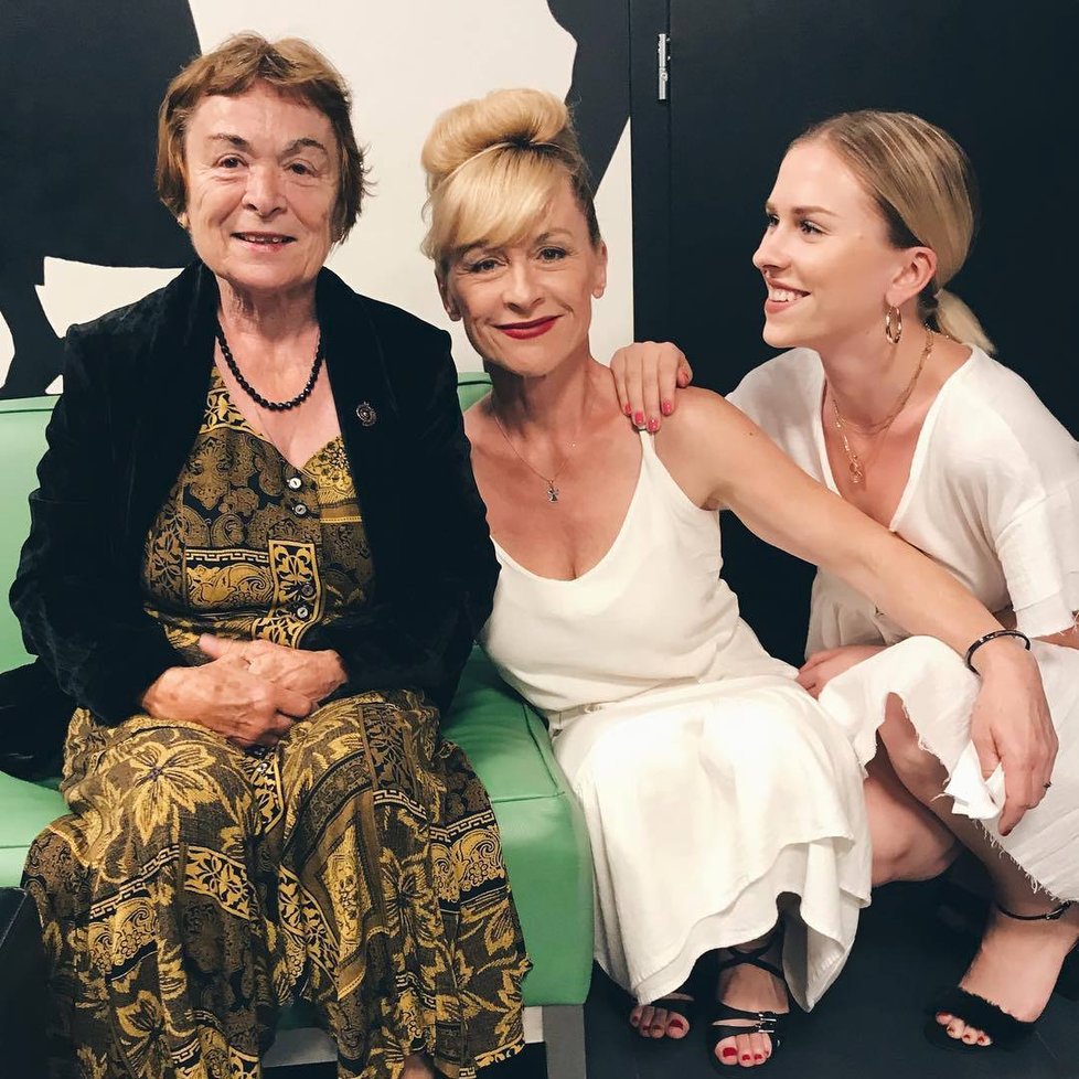 Svou babičku ukázala i mladičká Mariana Prachařová. Na fotografii můžeme vidět tři generace krásných žen z jedné rodiny. To je podívaná, že? Společně vyrazily na premiéru Dany Batulkové, která sedí na fotografii uprostřed.