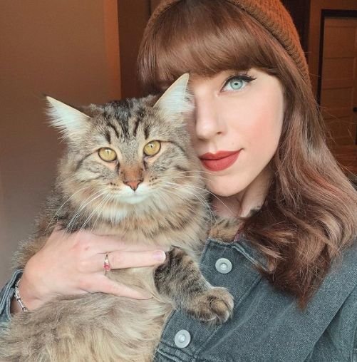 O Taylor Swift je známo, že je kočičí nadšenec, a zdá se, že její dvojnice April Gloria sdílí stejné nadšení.