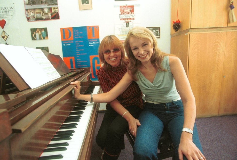 Moderátorka Martina Kociánová u klavíru s profesorkou zpěvu v roce 2001.