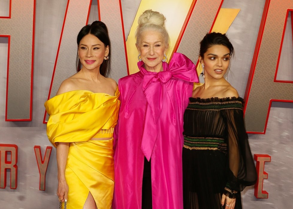 Lucy Liu na londýnské premiéře filmu s herečkou Helen Mirren a Rachel Zegler.