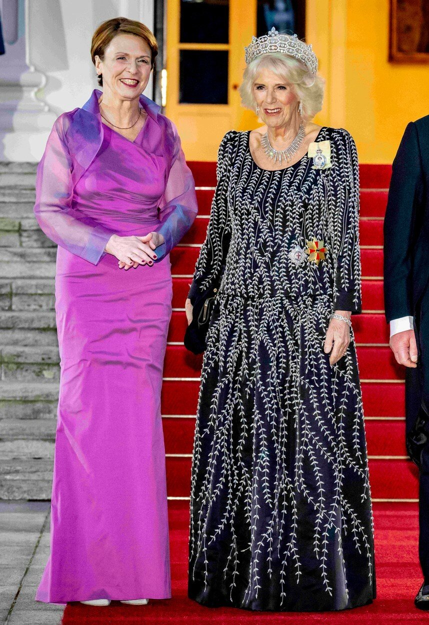 Sousední Německo poctili král Karel III. a královna manželka Camilla svojí návštěvou, na jejichž počest se konal státní banket. Při této příležitosti Camilla oblékla jednoho ze svých oblíbených návrhářů, avšak dlouhá róba protkaná stříbrnou výšivkou nebylo tím jediným, čím uhranula.