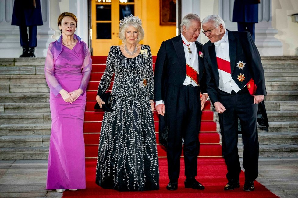 Sousední Německo poctili král Karel III. a královna manželka Camilla svojí návštěvou, na jejichž počest se konal státní banket. Při této příležitosti Camilla oblékla jednoho ze svých oblíbených návrhářů, avšak dlouhá róba protkaná stříbrnou výšivkou nebylo tím jediným, čím uhranula.