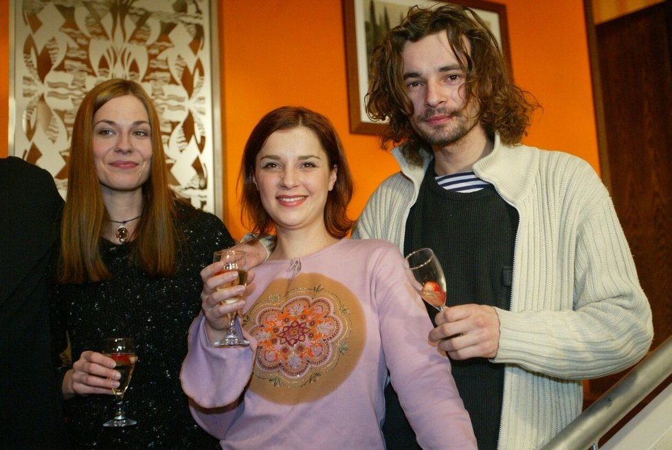 Rodinná pouta: Filip Rubeš (Otto Kallus) s manželkou Marcelou (Zuzana Dřízhalová) a Evou Pokornou (Klára Jandová)