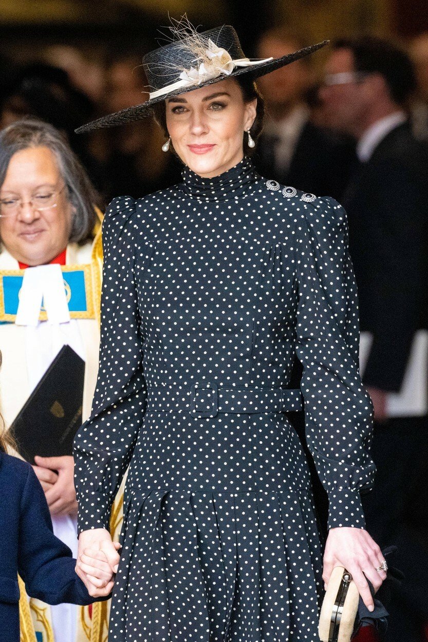 Kate na vzpomínkovou bohoslužbu ve Westminsterském opatství (29. března 2022), která připomněla prince Philipa, oblékla  šaty s vysokým stojáčkem tmavé barvy, na nichž se vyjímal drobný vzor puntíků.