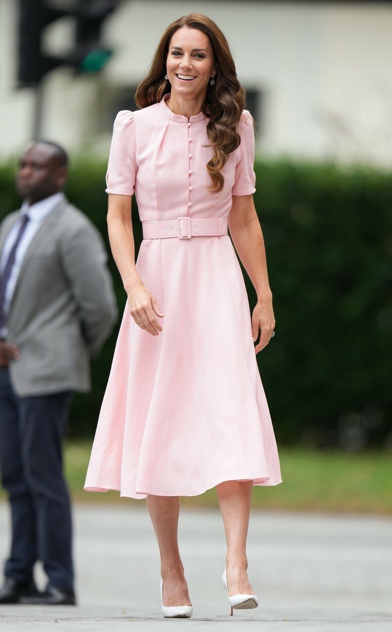 Velmi elegantní šaty značky Beulah oblékly obě dvě dámy. Na pastelovou růžovou vsadila v roce 2023 Kate, Mary v roce 2022 oblékla tyto šaty v tělovém zbarvení.