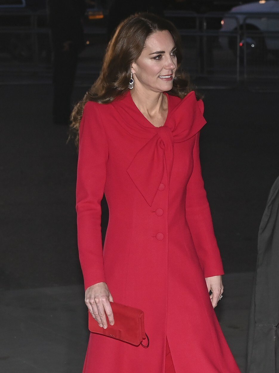 Na kolední bohoslužbě Together At Christmas v roce 2021 zářila princezna Kate v červených šatech s mašlí v dekoltu.