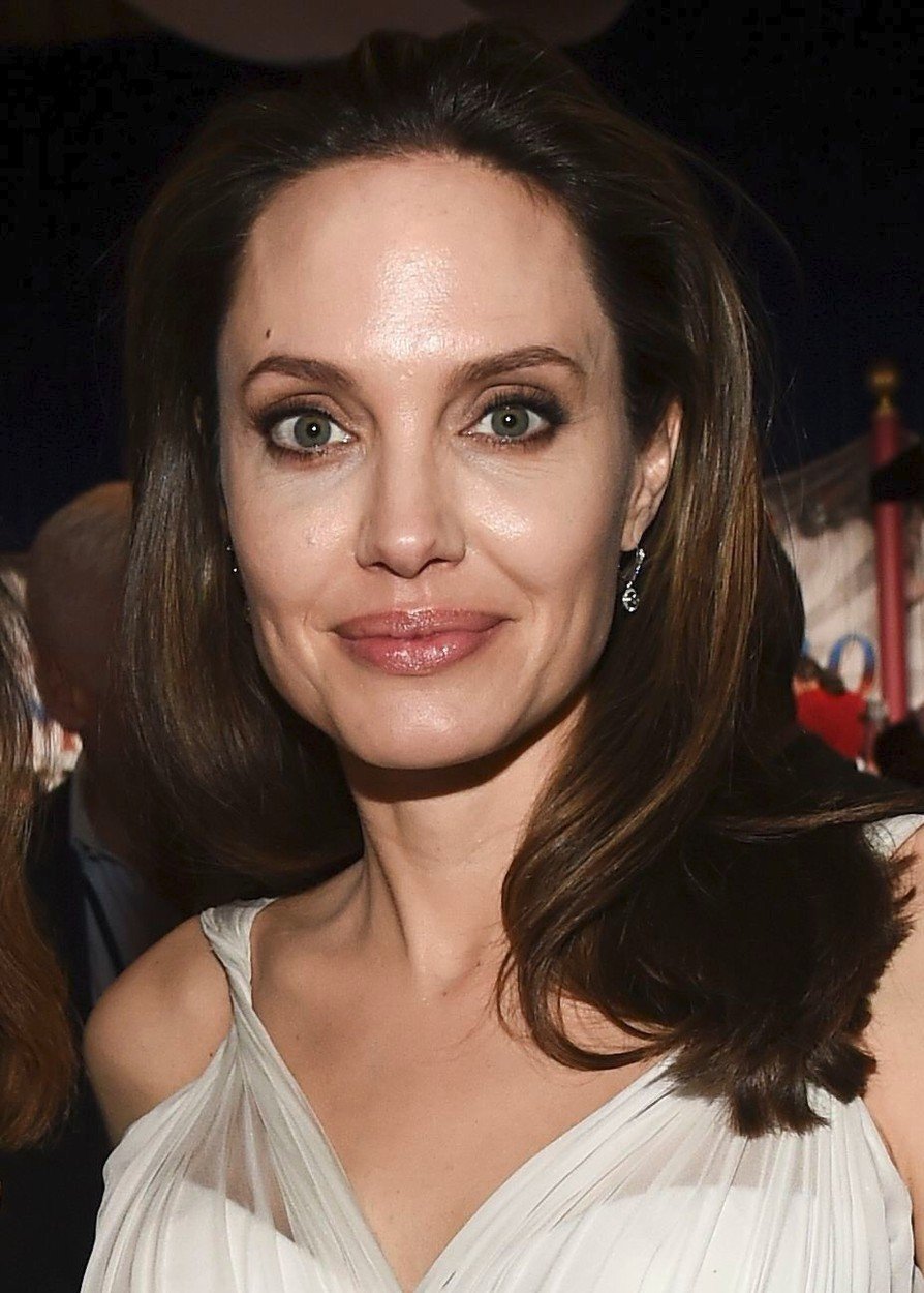 Angelina Jolie (44)