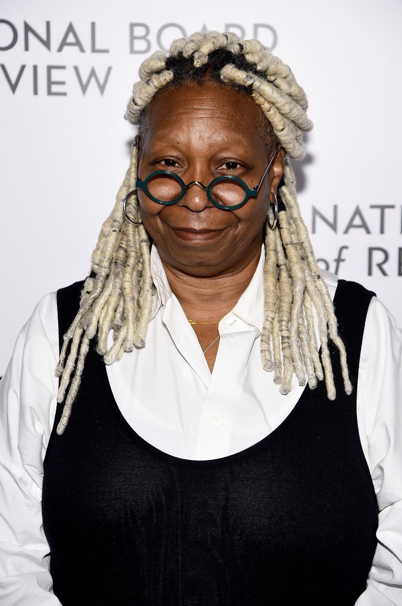 Whoopi Goldberg školu nedodělala kvůli složitému dětství. Opustila ji v 16 letech, kdy se dala dohromady se špatnými lidmi a byla i drogově závislá. Naštěstí se z toho ale dostala.