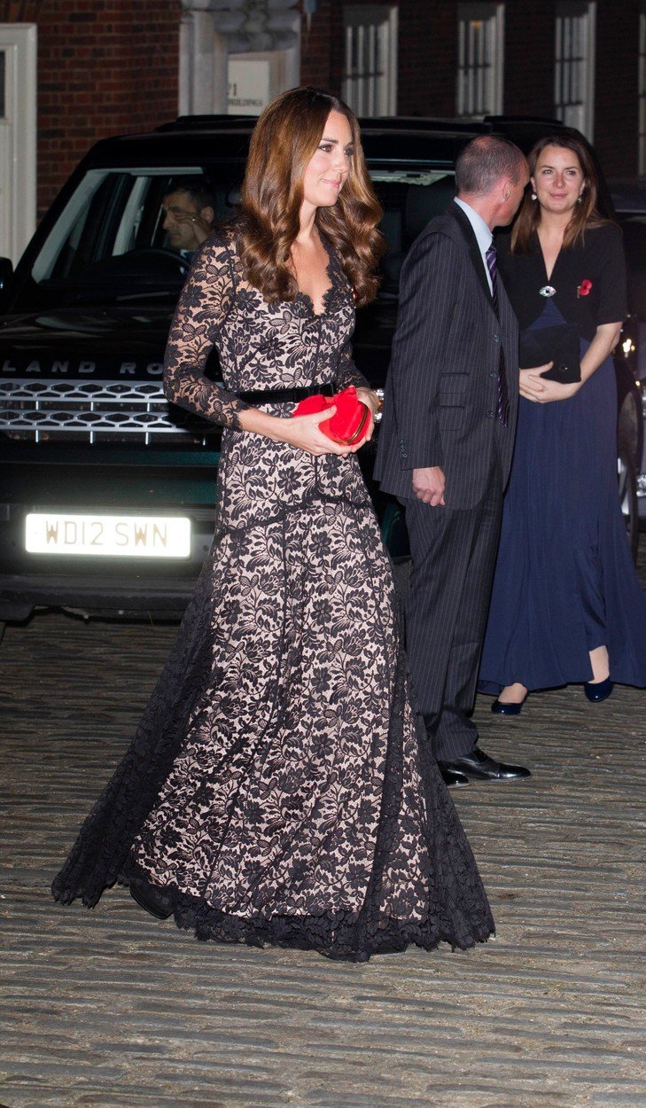 2012 - Vévodkyně Kate na slavnostní večeři v Londýně.