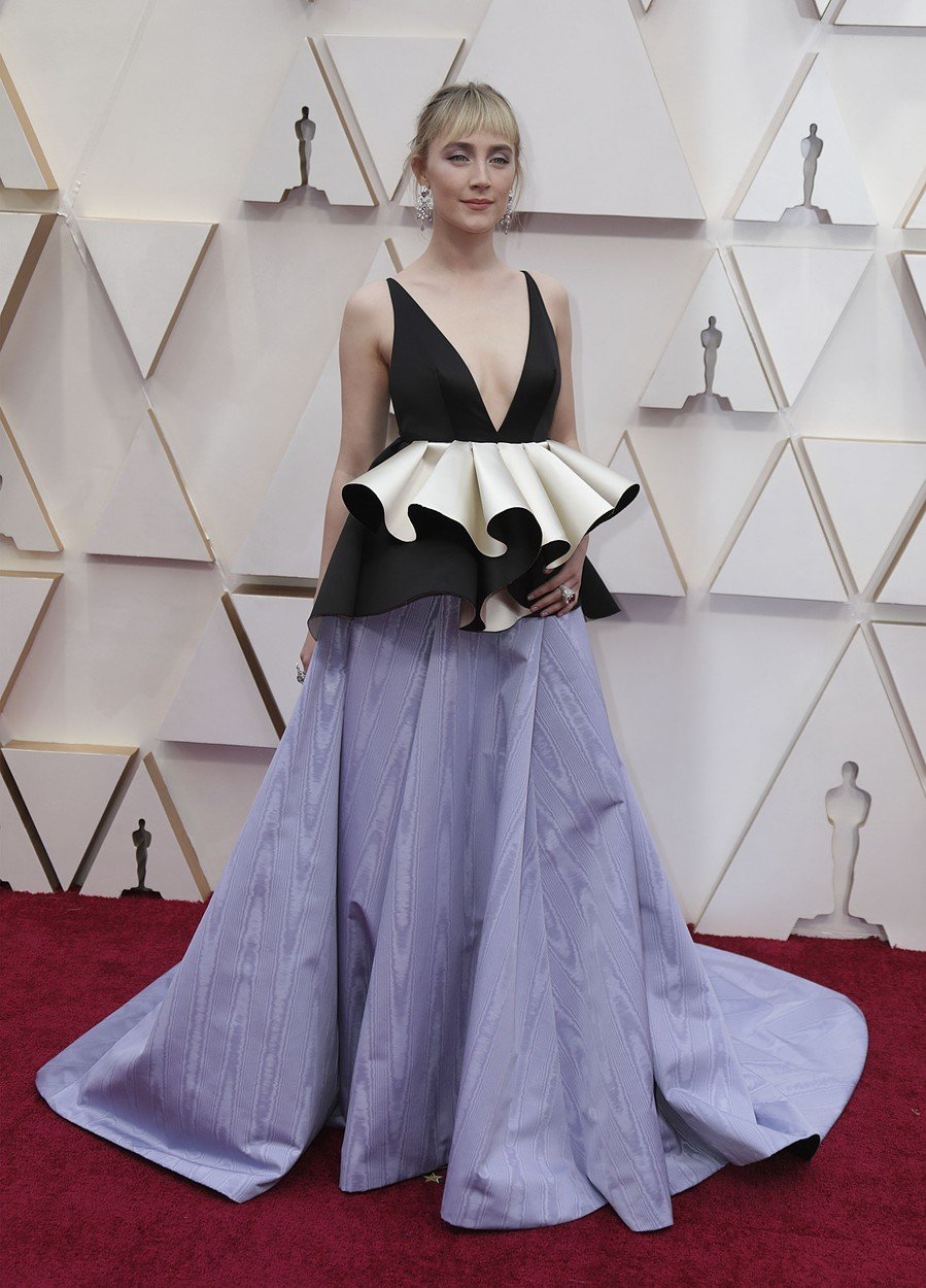 2020 - Na udílení cen Oscarů. Vršek šatů je vyroben z černých šatů, které měla na udílení cen  BAFTA.