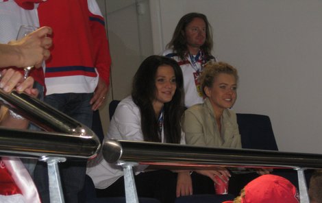 Společně s Veronikou Machovou přijela její kamarádka, Miss Vitalita 2010 Carmen Justová (vlevo).