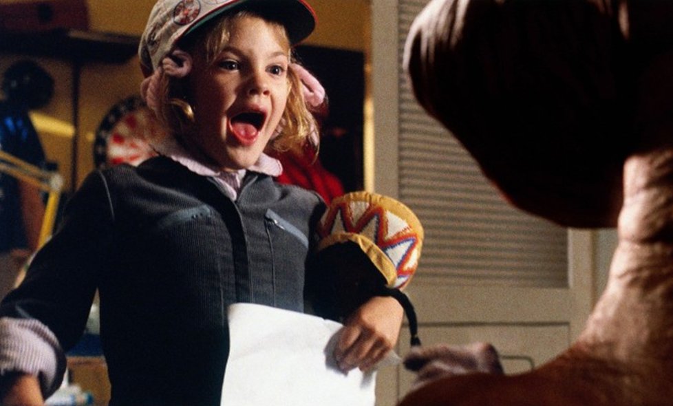 Drew Barrymore zažila slávu už jako malá díky filmu E.T. Mimozemšťan. Ve 13 letech skončila v léčebně a producenti o ni přestali mít zájem.