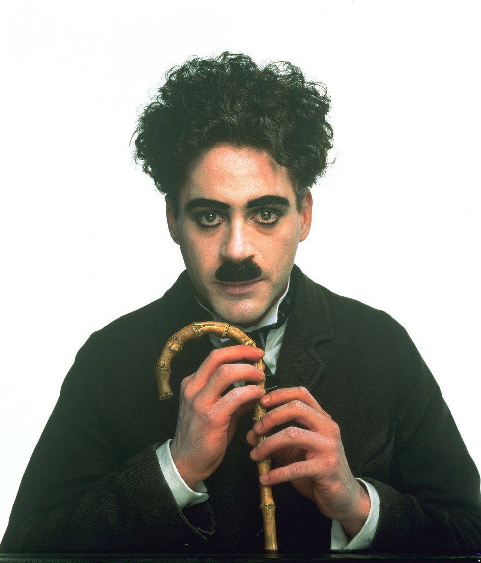 Robert Downey Jr. jako Charlie Chaplin (Chaplin)