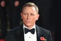 Daniel Craig slaví: První blonďatý Bond, který nesnáší zbraně