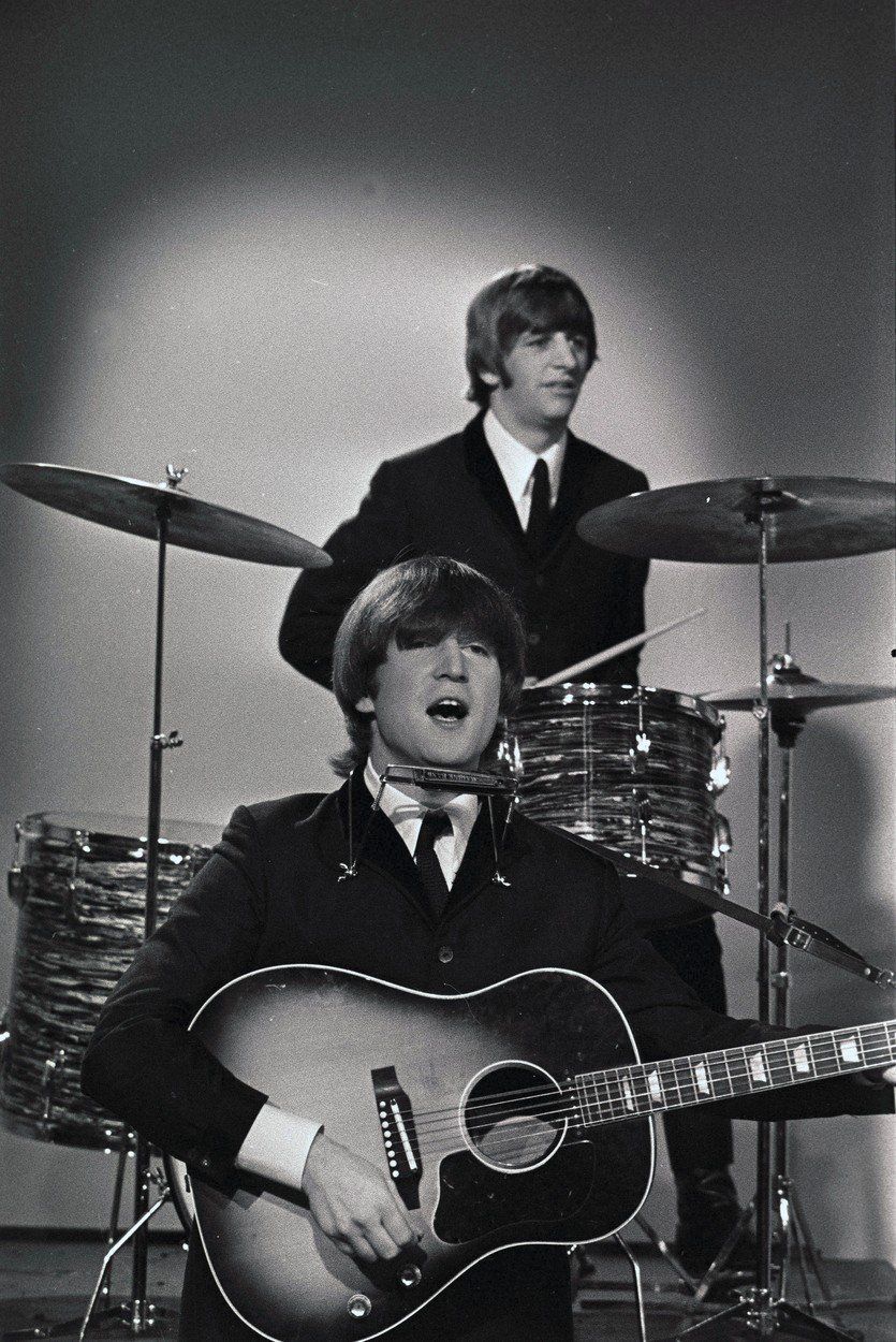 Beatles - celá kapela nosila elegantní obleky