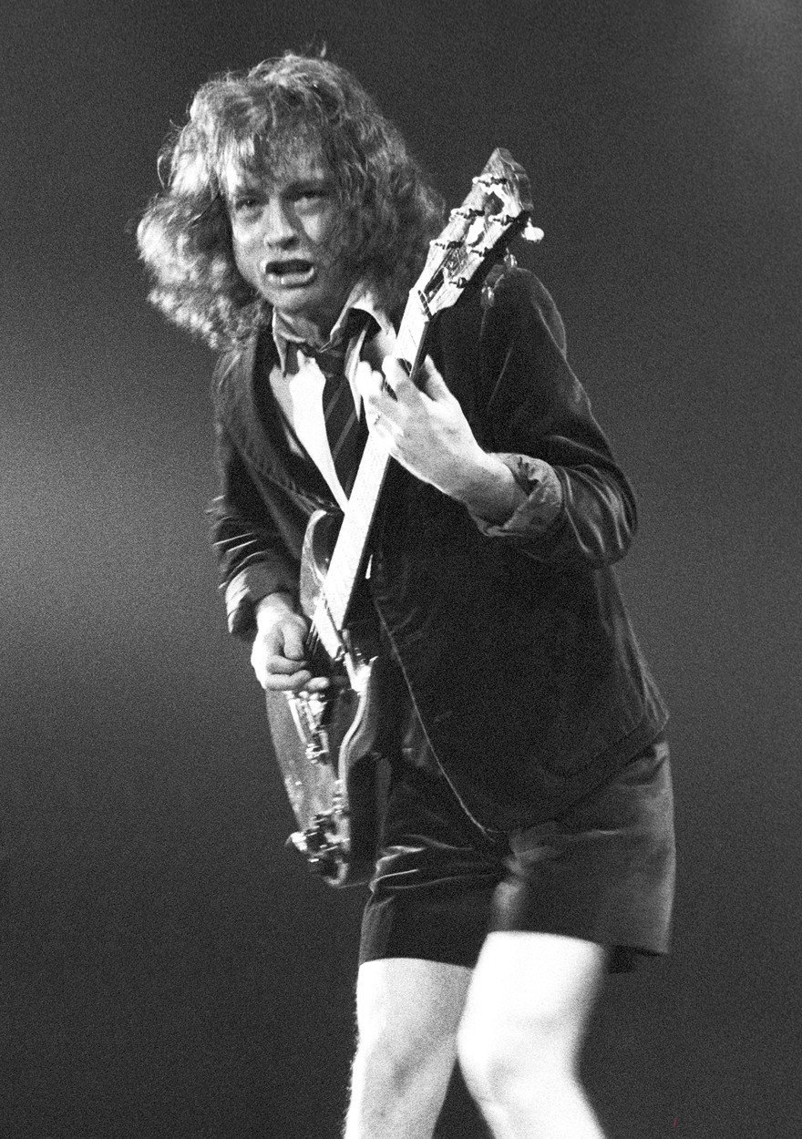 AC/DC - Angus Young ve školní uniformě