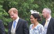 2019 - Na královskou svatbu zvolila Meghan květované splývavé šaty od návrháře Oscar de la Renta.