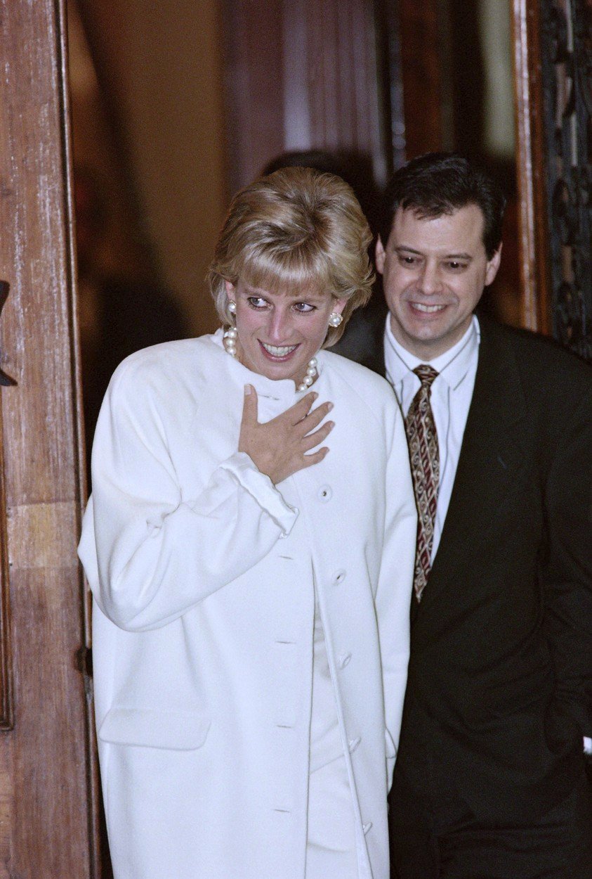 1996 - V Londýně v bílém kabátu od Versace.