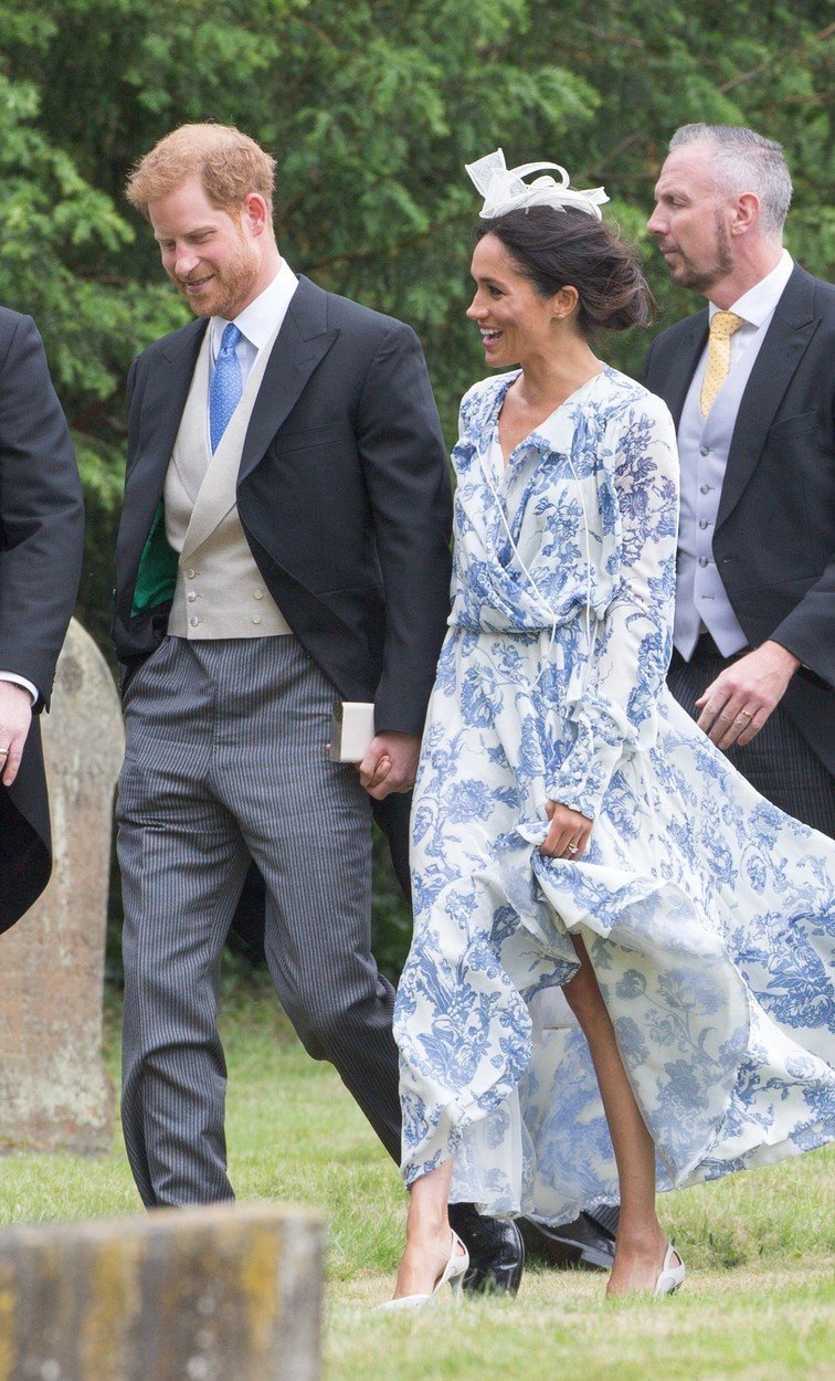 2019 - Na královskou svatbu zvolila Meghan květované splývavé šaty od návrháře Oscar de la Renta.
