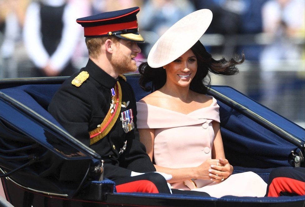 2018 - Meghan neporušuje královský protokol s odhalenými rameny. Tyto šaty byly od návrhářky Caroliny Herrery.