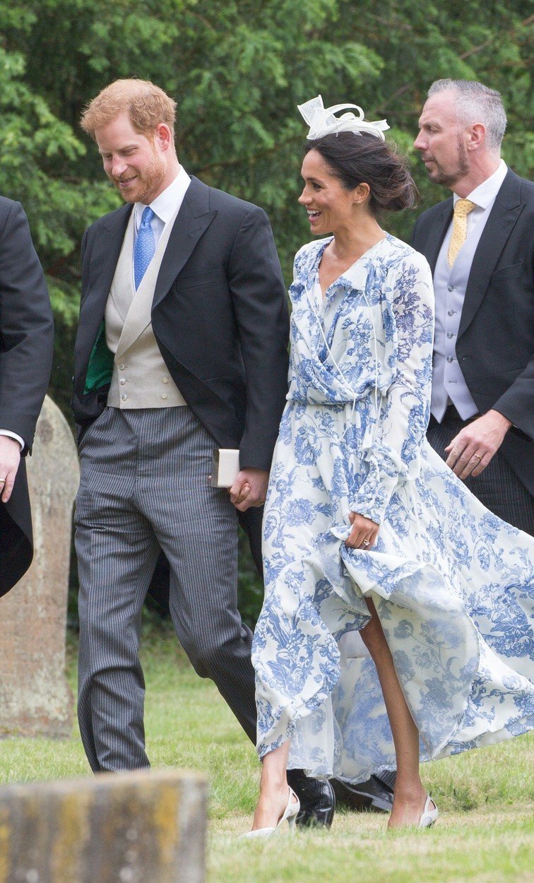 2018 - Na královskou svatbu zvolila Meghan květované splývavé šaty od návrháře Oscar de la Renta.