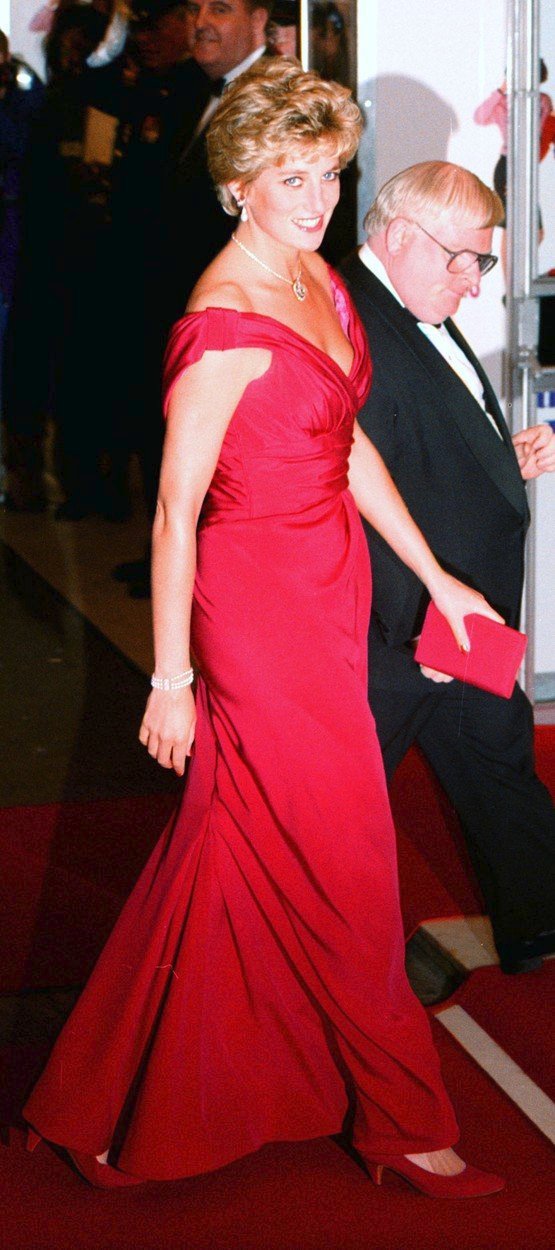 1990 -Dianiným nejoblíbenějším návrhářem byl Victor Edelstein. Tyto červené šaty na sobě měla mnohokrát.