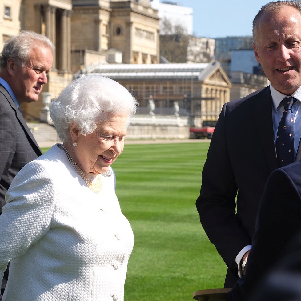 Královně Alžbětě je dnes 93 let: Proč slaví narozeniny dvakrát?