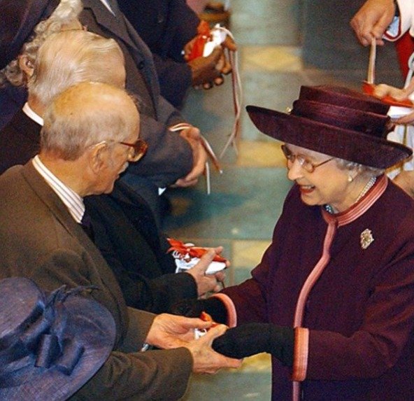 Královně Alžbětě je dnes 93 let: Proč slaví narozeniny dvakrát?
