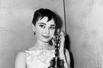 Audrey Hepburn, 1954, je nezapomenutelná v bílých květovaných šatech, které jí navrhl kamarád Hubert de Givenchy.