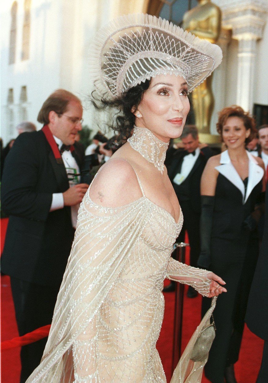 Cher, 1998, korálkové šaty a nádherné čelenky se nosí až dodnes.