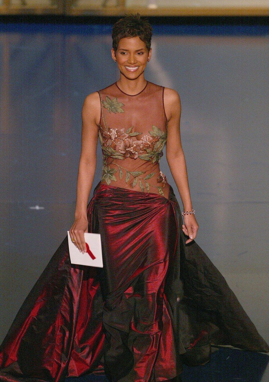 Halle Berry, 2002, úchvatná róba od Elieho Saaba, květiny skryly partie v průsvitném bodýčku.