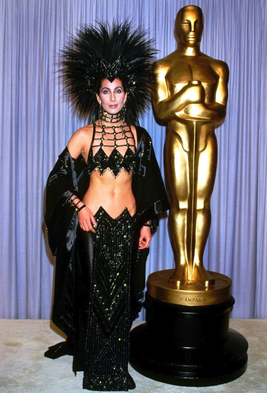 Cher, 1986, šaty by nebyly kompletní bez velké čelenky z peří.