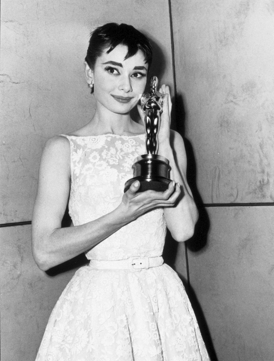 Audrey Hepburn, 1954, je nezapomenutelná v bílých květovaných šatech, které jí navrhl kamarád Hubert de Givench