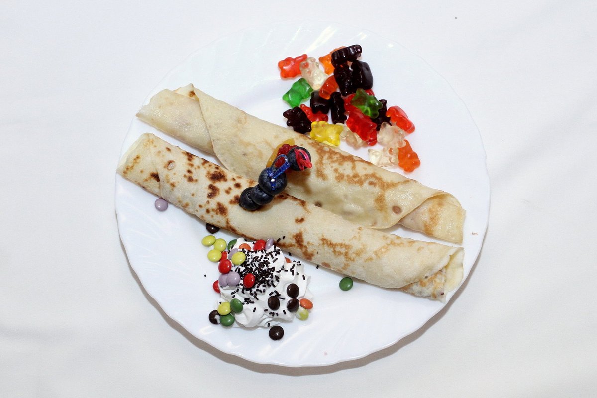 Crepes à la Pú (Palačinky s lentilkami, gumovými medvídky, ovocem, šlehačkou)