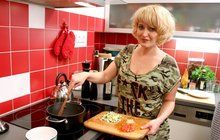 VIP Prostřeno: Miluše Bittnerová a její krkovice s dvěma druhy salátů! 