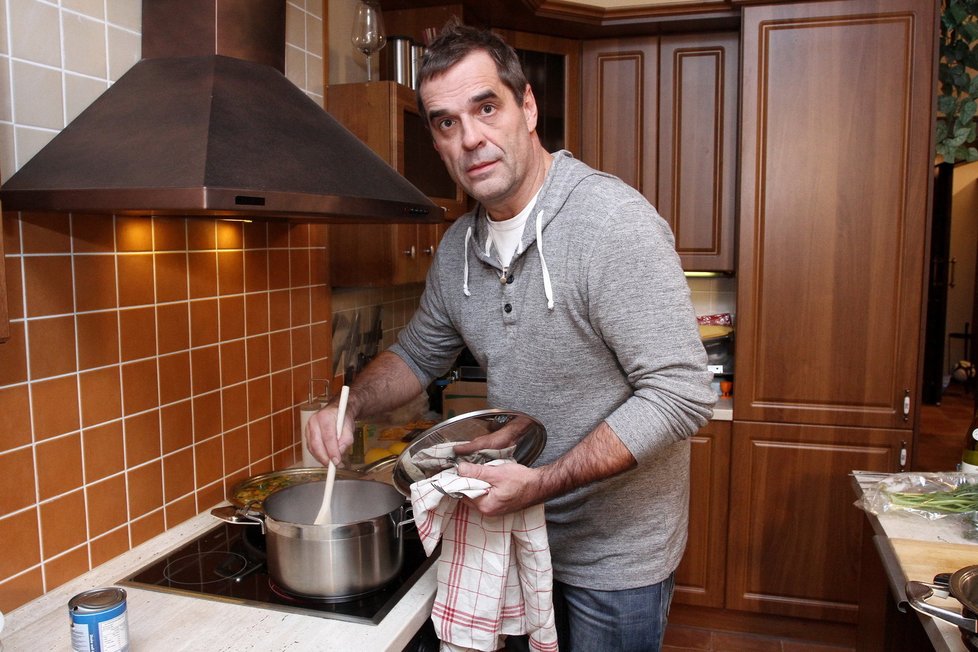Miroslav Etzler v kuchyni
