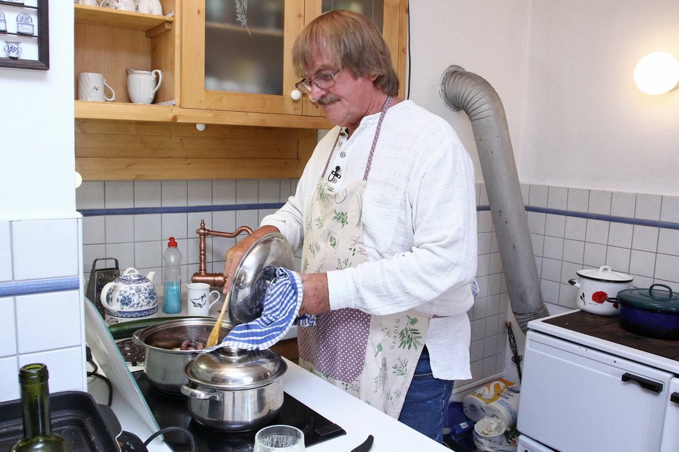 „U pořádné chobotnice s dlouhými chapadly nemůžeme spěchat,“ upozorňuje kuchař Karel s tím, že potřebuje skoro dvě hodiny varu.