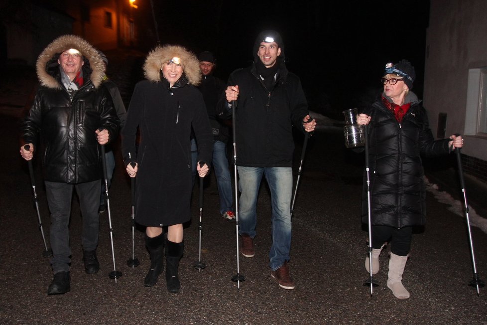 Kateřinu Macháčkovou těší, že si může aspoň symbolicky zazávodit s hůlkami s olympioničkou.