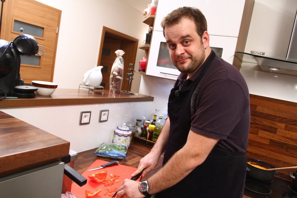 V dobře vybavené kuchyni s americkou ledničkou je Roman ve svém živlu.