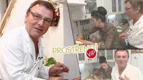 Dělba práce podle "nestárnoucího prince" je vážně zajímavá. Mladá přítelkyně Monika všechno udělá za něj.