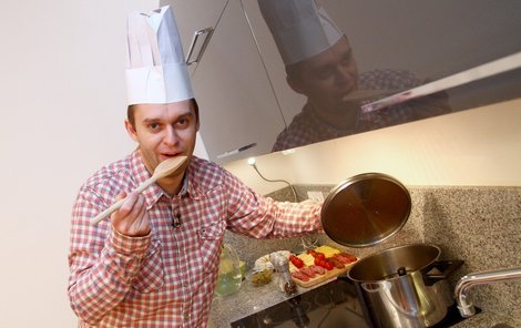 Petr Cajnar si dokonce pořídil pravou kuchařskou čepici!