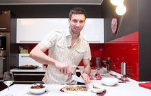 VIP Prostřeno: Vyzkoušejte štíhlé nudle se sušeným ovocem olympionika Petra Koukala!