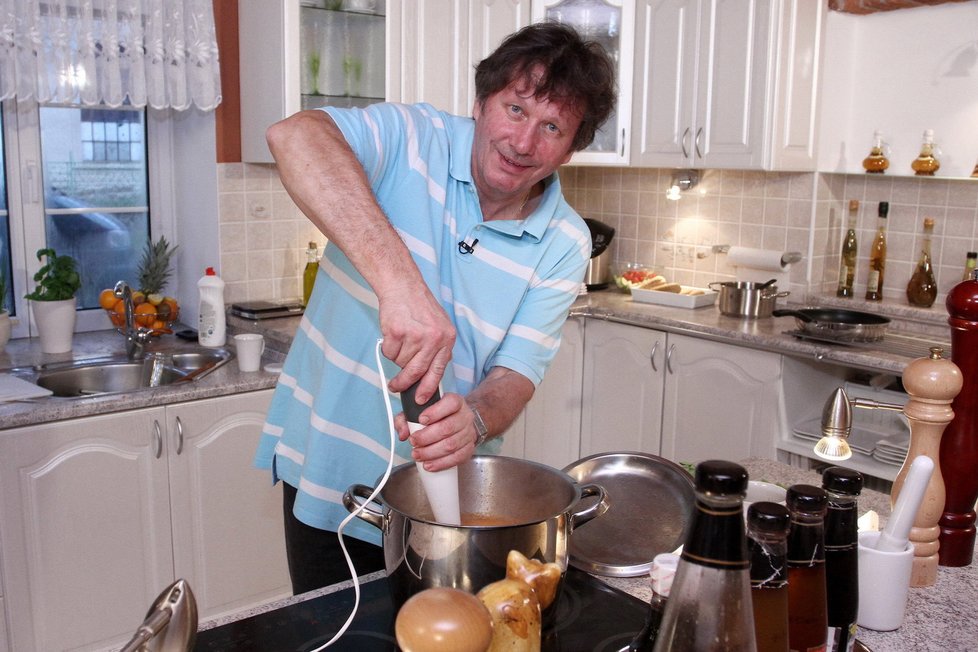 „Přátelé, kteří mě znají, tak vědí, že moc dobře vařit neumím,“ přiznává Standa Hložek.