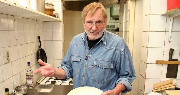 Jiří Štěpnička připravuje jídlo.