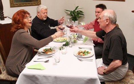 Burešová, Drobný, Sypal (zleva) na večeři neměli tušení, že Županič (vpravo) nevařil sám.