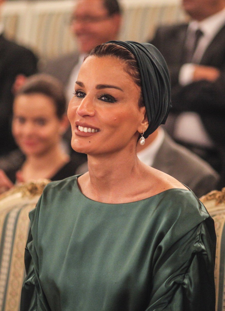 Moza bint Nasser je druhou ze tří manželek šejka Hamada a byla první dámou Kataru do roku 2013.