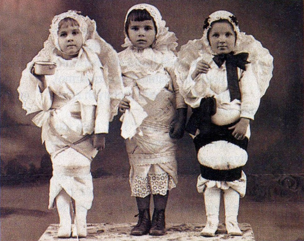 Jiřina Švorcová (uprostřed) ve školce na svém prvním představení
