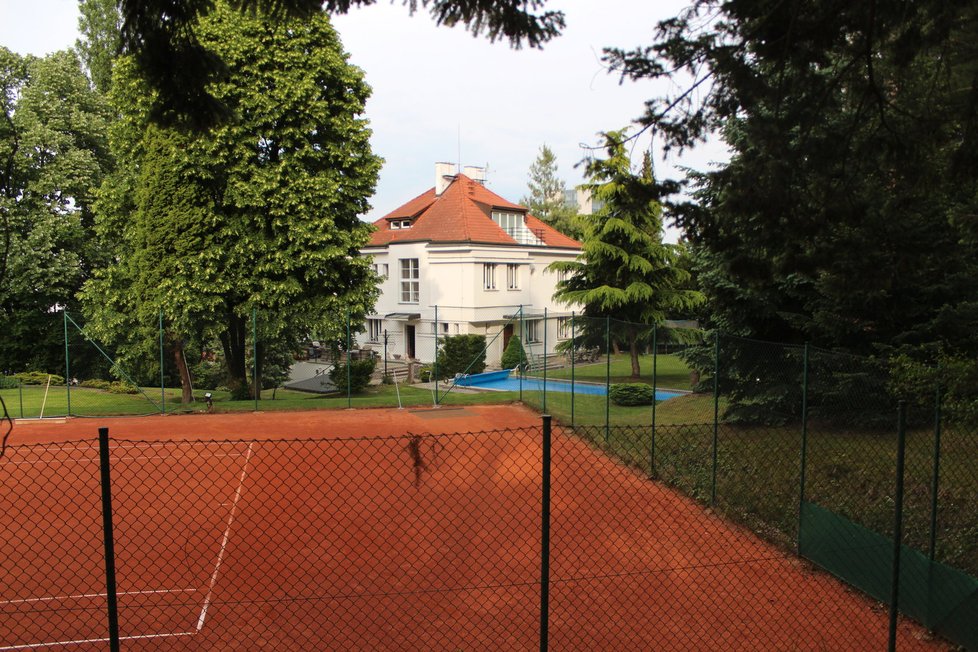 Tenisový kurt Vlasty Buriana. Zde zaháněl Vlasta Burian své deprese pravidelným cvičením. Foto: Petr Ryska