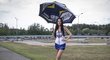 Hana Vágnerová je jednou z krásných "grid girls" na startovním roštu Moto GP. Je zároveň partnerkou Karla Abrahama