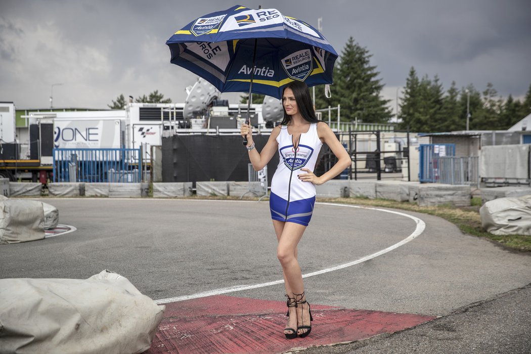 Partnerka Karla Abrahama Hana Vágnerová bývala jednou z krásných &#34;grid girls&#34; na startovním roštu Moto GP.